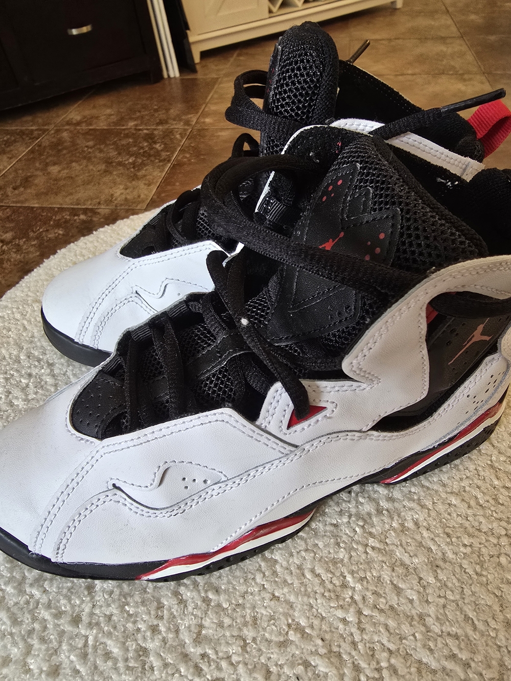 Jordan True Flight
White Varsity Red Black